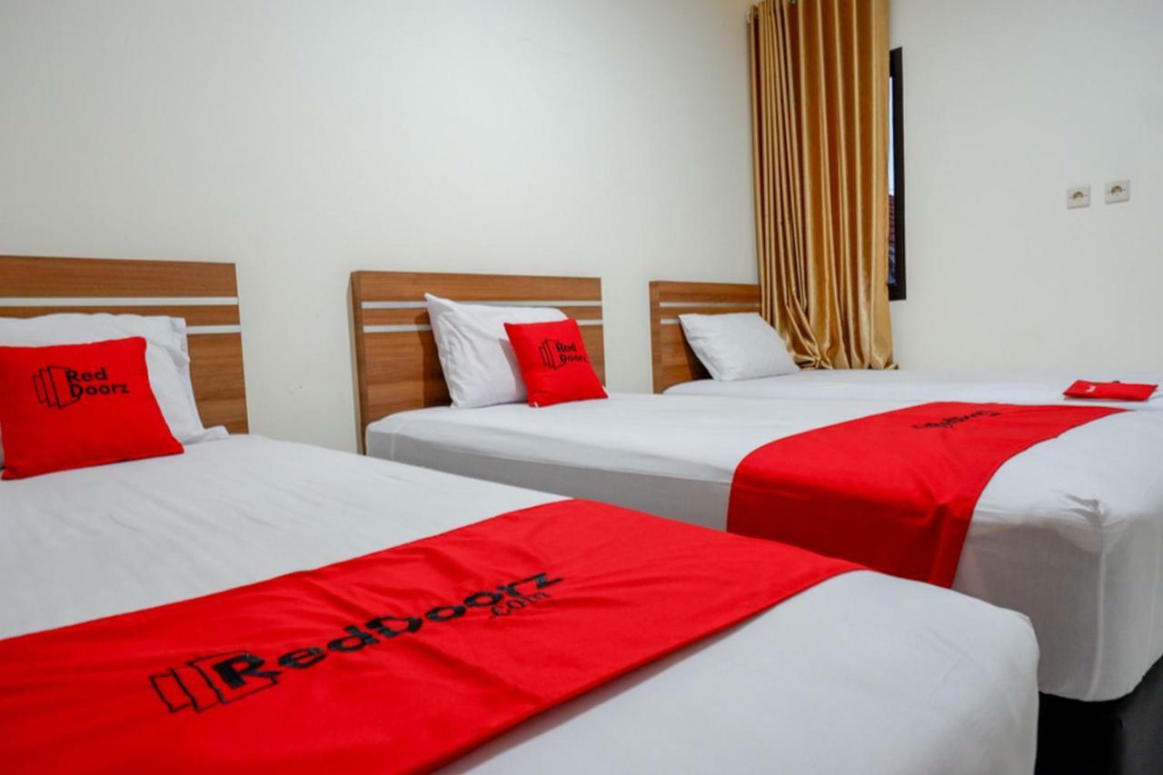 Hotel RedDoorz near Living Plaza Purwokerto Exterior foto